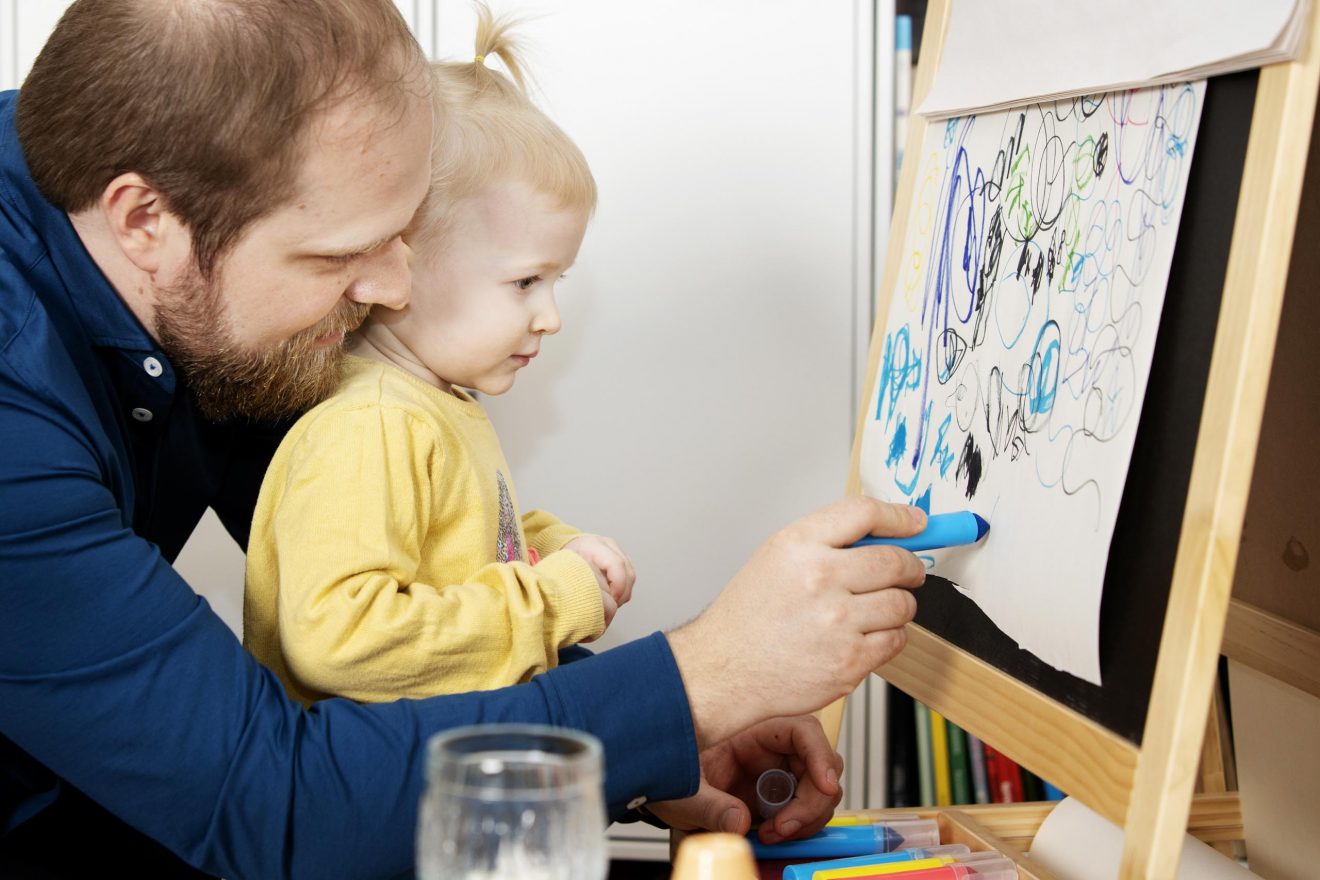 Far tegner med lille pige. Foto: Rie Neuchs