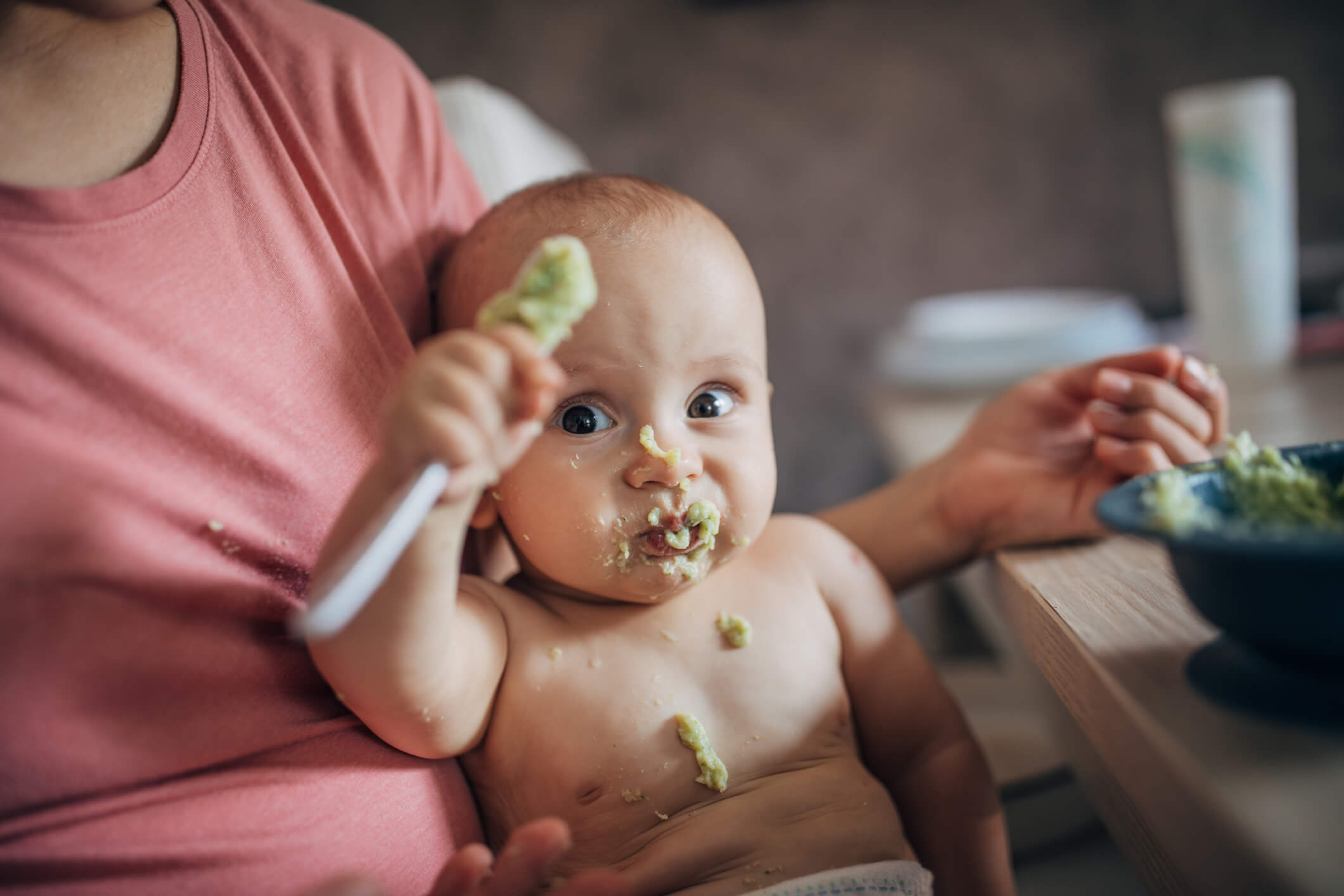 Baby spiser skemad og mos. Foto: iStock